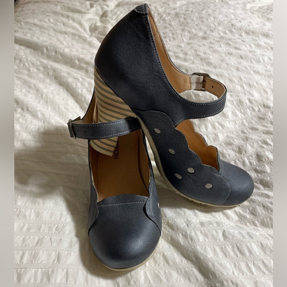 Gold button heels - Picture 2 of 2